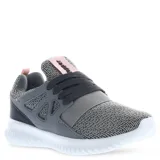 Championes deportivos Topper modelo Mamba, confeccionados en tejido textil gris con detalles en rosa. Presentan un diseño de una sola pieza con refuerzos laterales de material sintético para mayor soporte, ajuste mediante elástico y cordones, y suela de EVA ultraligera.