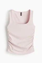 Musculosa rosada de punto elástico, ajustada, con escote en U y detalles de frunces en los laterales.