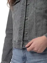 Chaqueta de denim en color gris con efecto lavado, corte clásico, cierre frontal con botones metálicos, bolsillos superiores con solapa y bolsillos laterales.