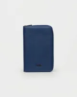 Funda porta pasaporte Prüne de cuero sintético negro con cierre de cremallera y logo grabado en la parte inferior.