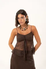 Top de encaje color chocolate con breteles finos, diseño con frunce central y terminación en punta en el ruedo.