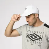 Gorro tipo cap con visera curva, color azul marino, con el logo de la marca Umbro bordado en blanco en el frente.