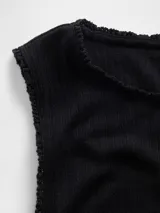 Musculosa marrón oscura de tejido pointelle, con cuello redondo y ribetes con terminación en ondas.