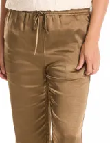 Pantalón de satén color verde oliva, de corte recto, con pretina elastizada, lazo de ajuste y bolsillos laterales.