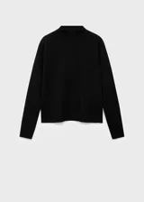 Jersey de punto fino color negro, con cuello perkins y diseño recto de manga larga.