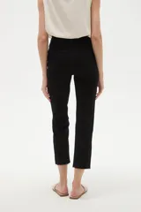 Pantalon jean de corte recto y tiro alto, color negro, con bolsillos laterales y traseros.