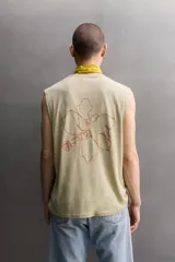 Musculosa Zara Athleticz de corte holgado, confeccionada en tejido ligero de lino y algodón, con cuello redondo y diseño sin mangas.