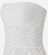 Blusa strapless confeccionada en encaje negro con diseño de bajo asimétrico con puntas diferenciadas. Presenta escote recto y forro interior.