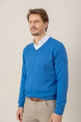 Sweater de cuello en V confeccionado en lana merino, de diseño clásico con puños y ruedo acanalados.
