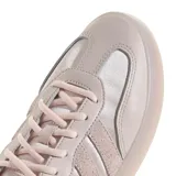 Championes urbanos Adidas modelo Bareeda Decode, color rosa pálido, con diseño de capas en cuero y gamuza, y suela de goma translúcida a tono.