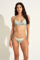 Top de bikini con estampado degradado en tonos verde y blanco, con breteles anchos y escote redondo.