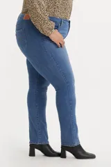 Jean de tiro medio color azul, de corte recto y calce modelador.