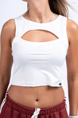 Top negro corto con escote redondo y abertura en el pecho.