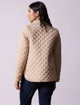 Campera capitoneada color beige, marca Weatherproof, con cuello con solapa, abertura central con botones metálicos, bolsillos delanteros y forro interno a tono.