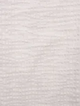 Camisa de manga corta color blanco con textura tipo waffle, cuello clásico, cierre frontal con botones de madera, bolsillo de parche en el pecho y parche con logo en el ruedo.