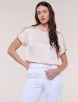 Blusa de silueta relajada confeccionada en satén, con escote redondo y mangas cortas de corte japonés.