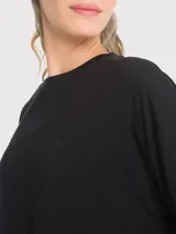 Remera negra oversize de tela fresca y cómoda, con logo pequeño en el pecho.
