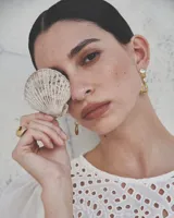 Aros colgantes con forma irregular, realizados en bronce y alpaca, con pernos y cierres mariposa de plata 925.