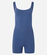 Enterito deportivo corto de una pieza, color marrón, con escote redondo y breteles anchos. Confeccionado en tejido de poliamida con elastano, diseñado para brindar comodidad y libertad de movimiento durante la actividad física.