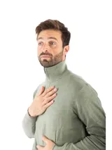 Sweater verde de punto con medio cierre, cuello alto y mangas largas.