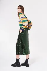 Falda midi de corte evasé, confeccionada en tela negra cubierta completamente de lentejuelas brillantes. Presenta una cintura elástica cómoda y un diseño fluido que aporta movimiento.