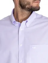 Camisa de manga larga para hombre de la marca RKF, color lila con patrón de rayas finas, cuello abotonado y bolsillo en el pecho con logo bordado.