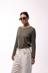 Remera de manga larga y cuello redondo, confeccionada en una mezcla de fibras suaves, con ajuste cómodo al cuerpo.