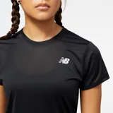 Remera deportiva negra de New Balance con tecnología NB DRYx de secado rápido, cuello redondo, mangas cortas, calce atlético y detalles reflectantes.