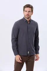 Camisa de manga larga color gris oscuro, con efecto lavado, cuello camisero con botones y cierre frontal abotonado.