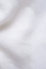 Short blanco de lino premium con cintura elástica y cordón de algodón.