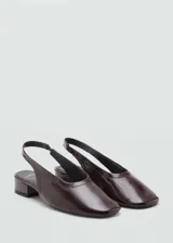 Zapato destalonado de tacón bloque bajo, confeccionado en piel bovina con acabado brillante. Presenta punta redonda y diseño sin cierre.