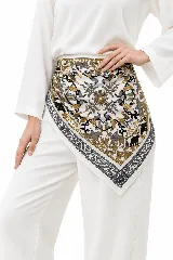 Pañuelo cuadrado de seda con estampado ornamental en tonos dorados, grises y negros sobre fondo blanco. Presenta un diseño detallado con motivos botánicos y figuras animales.