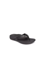 Sandalias tipo ojota color negro con capellada de cuero y detalle de argolla metálica. Posee suela de goma resistente y entresuela de EVA diseñada para brindar soporte al arco del pie y absorción de impactos.