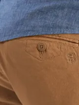 Bermuda de gabardina color beige, de corte casual y diseño liso, con bolsillos laterales y traseros.