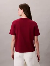 Remera Calvin Klein de manga corta y corte regular, color bordó, confeccionada en algodón interlock con cuello redondo y emblema geométrico bordado en el pecho.