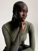 Remera de manga larga color verde oliva, de corte slim, con textura acanalada y sutil acabado metalizado.