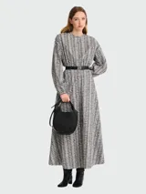 Cartera de mano Longchamp modelo Le Foulonné S, de diseño redondeado y estructura rígida, confeccionada en cuero granulado negro. Cuenta con asa superior corta y correa larga ajustable y extraíble para llevar al hombro o cruzada.