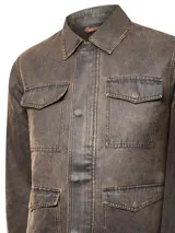 Chaqueta RKF modelo Torino de color marrón con efecto desgastado. Presenta cuello camisero, cierre frontal con broches ocultos y múltiples bolsillos con solapa en el pecho y en la parte inferior.