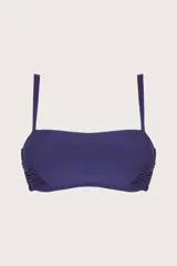 Top de bikini estilo bandeau color azul, con escote recto, tirantes delgados y frunces laterales.