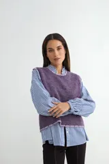 Chaleco de punto en color violeta, con cuello redondo y bordes deshilachados. Presenta una textura suave y un corte recto.