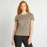 Camiseta de manga corta con estampado animal print en tonos beige y marrón.