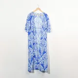 Kimono largo con estampado floral en tonos azules y blancos, mangas 3/4 y diseño abierto.