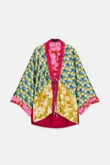 Kimono de viscosa con estampado multicolor de flores y patrones geométricos, escote en V, mangas tres cuartos y cierre frontal con tiras para anudar.