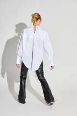 Pantalon de tiro alto confeccionado en ecocuero, con diseño semi oxford y cierre metálico lateral. Presenta un recorte horizontal sobre la rodilla.