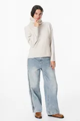 Sweater de punto con cuello polera, de corte holgado y mangas largas con puños acanalados.