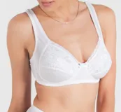Soutien reductor clásico color blanco con detalles de puntilla, breteles anchos regulables y escote bajo. Confeccionado con tela que contiene fibra LYCRA® reforzada.