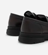 Mocasines estilo penny loafer en material sintético con acabado efecto vinilo, punta redonda y suela track dentada de estilo robusto.