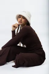 Remera de manga larga color blanco hueso, con cuello redondo y tejido acanalado.