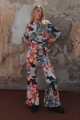 Pantalón palazzo de crepé de seda estampado con cierre invisible en el lateral y costura francesa.