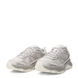 Championes de running Merrell modelo Tempo Exp, color beige con detalles en gris claro. Presentan una estructura de malla transpirable con refuerzos sintéticos, cordones al tono y una suela robusta con relieve para mayor tracción.